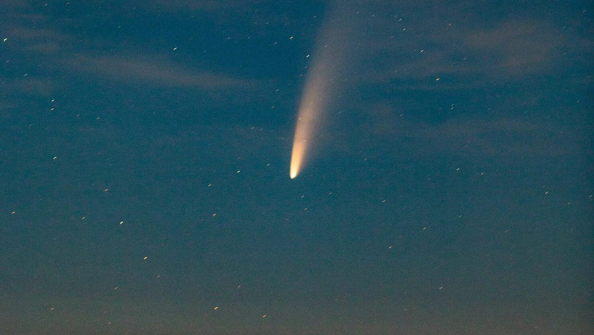 Где сегодня можно увидеть комету в россии. Комета. Комета близкая. Комета над землей. Комета в 2000 году пролетавшая.