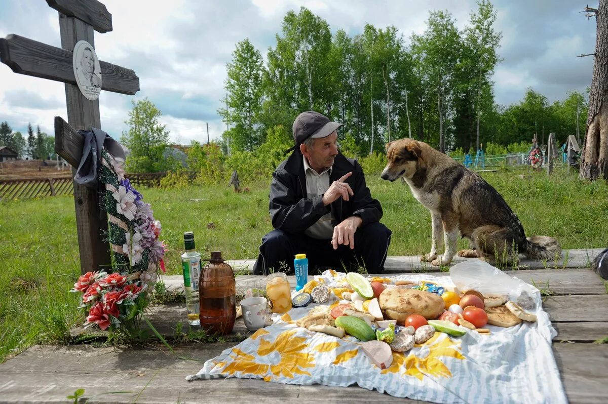 Поминки церковь. Застолье на кладбище. Застолье на кладбище на Пасху. Поминки на кладбище на Пасху. Поминальный день на кладбище.