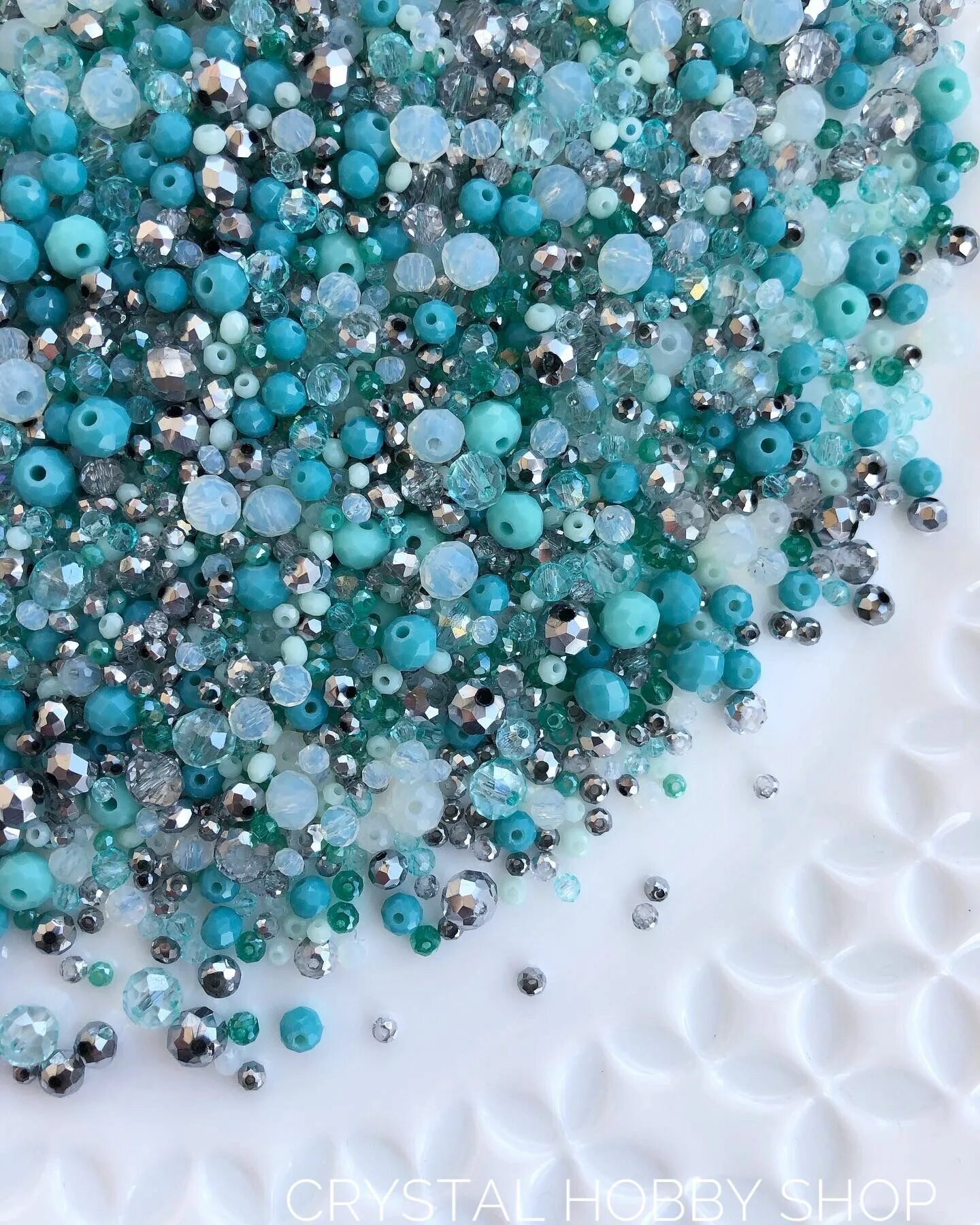 Оттенки аквамарина. Аквамариновый. Кварц гт аквамарин. Аквамарин палитра. Рубин берилл турмалин аквамарин.