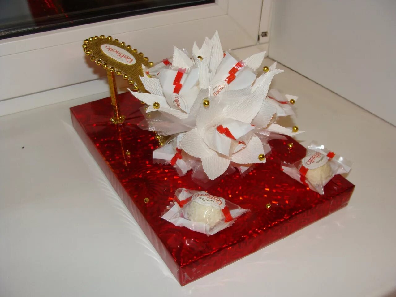 необычный подарок на юбилей женщине. подарок из конфет для женщины. оригинальный подарок женщине на юбилей своими руками. подарок на юбилей женщине. подарочные композиции из конфет.
