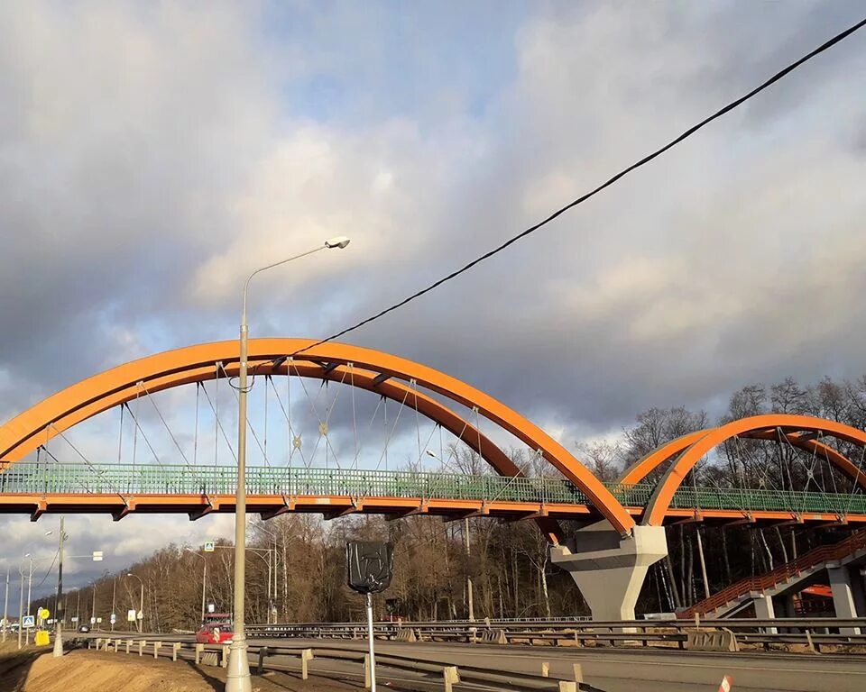 27 км московский. Мост Обнинск. Пешеходный мост в Калуге. Пешеходный мост арка Казань. Мост на Киевском шоссе.