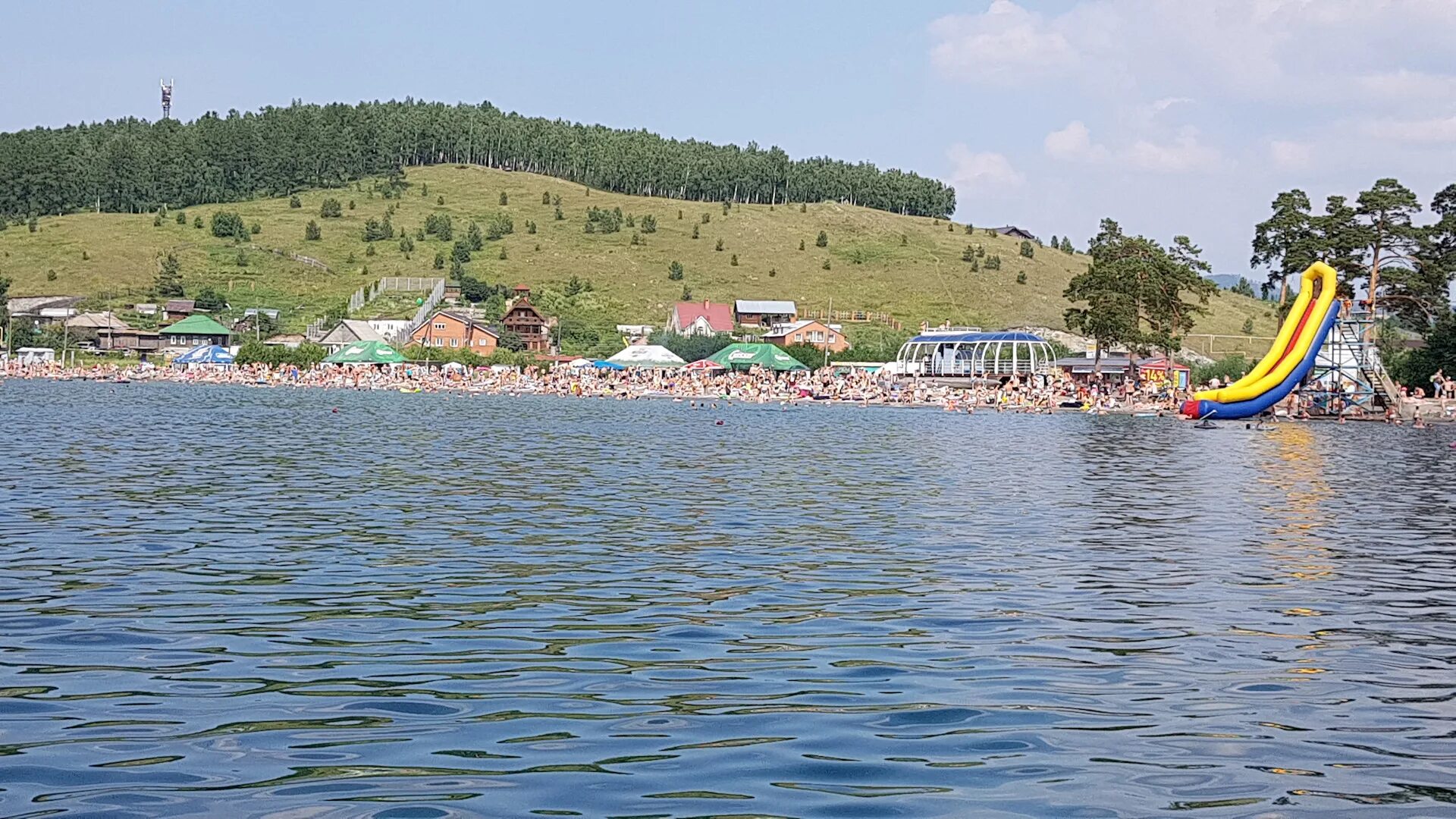 Пляж озера тургояк. Озеро Тургояк пляж золотые Пески. Пляж Миасс озеро Тургояк. Городской пляж Тургояк Миасс. Миасс Тургояк золотой пляж.