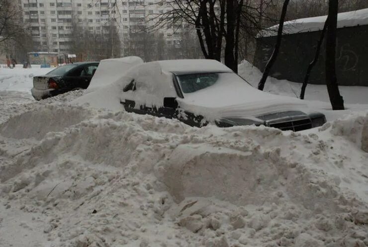 Откопала или откапала. Машина в сугробе во дворе. Закопанная машина в снегу. Двор завален снегом. Машины в снегу во дворе снегопад.