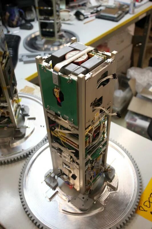 Двигатели грузового корабля «прогресс мс-22. Наноспутник cubesat. Коррекция орбиты мкс. Маневровый двигатель спутника. Кубсат политех.