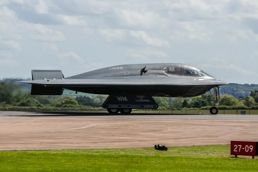 B 2 spirit характеристики. Стелс-бомбардировщик b-2. B2 Spirit. B-2 Spirit Stealth. B-2 Spirit Stealth Bomber.