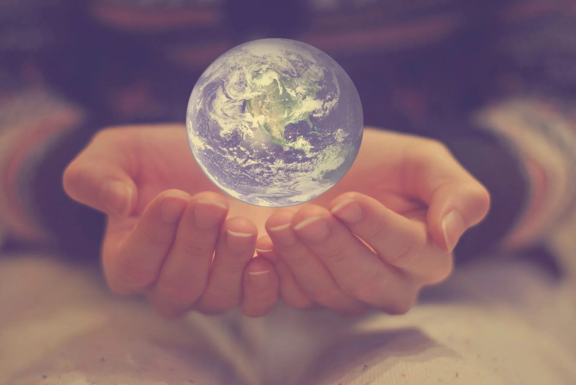 Главное мир на планете. Земной шар в руках. Шар в руке. Мир на ладони. Хрустальный шар в руках.