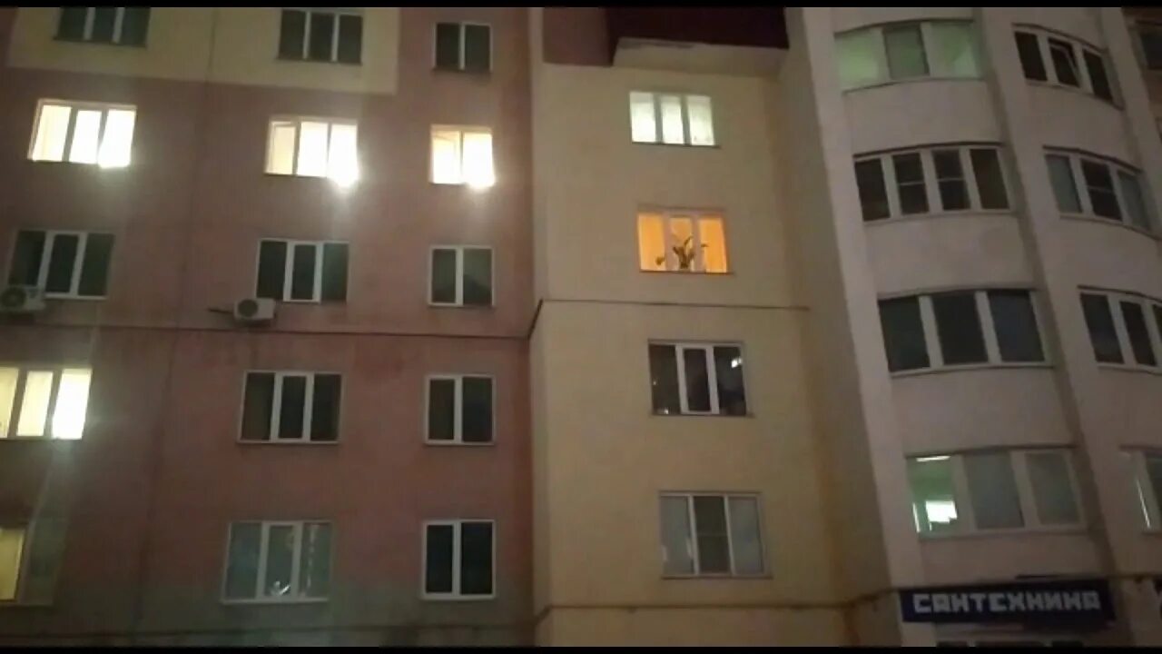 Девушка на козырьке подъезда. Девушка выпала из окна пенза. Девушка выпала из окна в пензе. В пензе девушка выбросилась из окна. В спутнике выпала девушка из окна пенза.