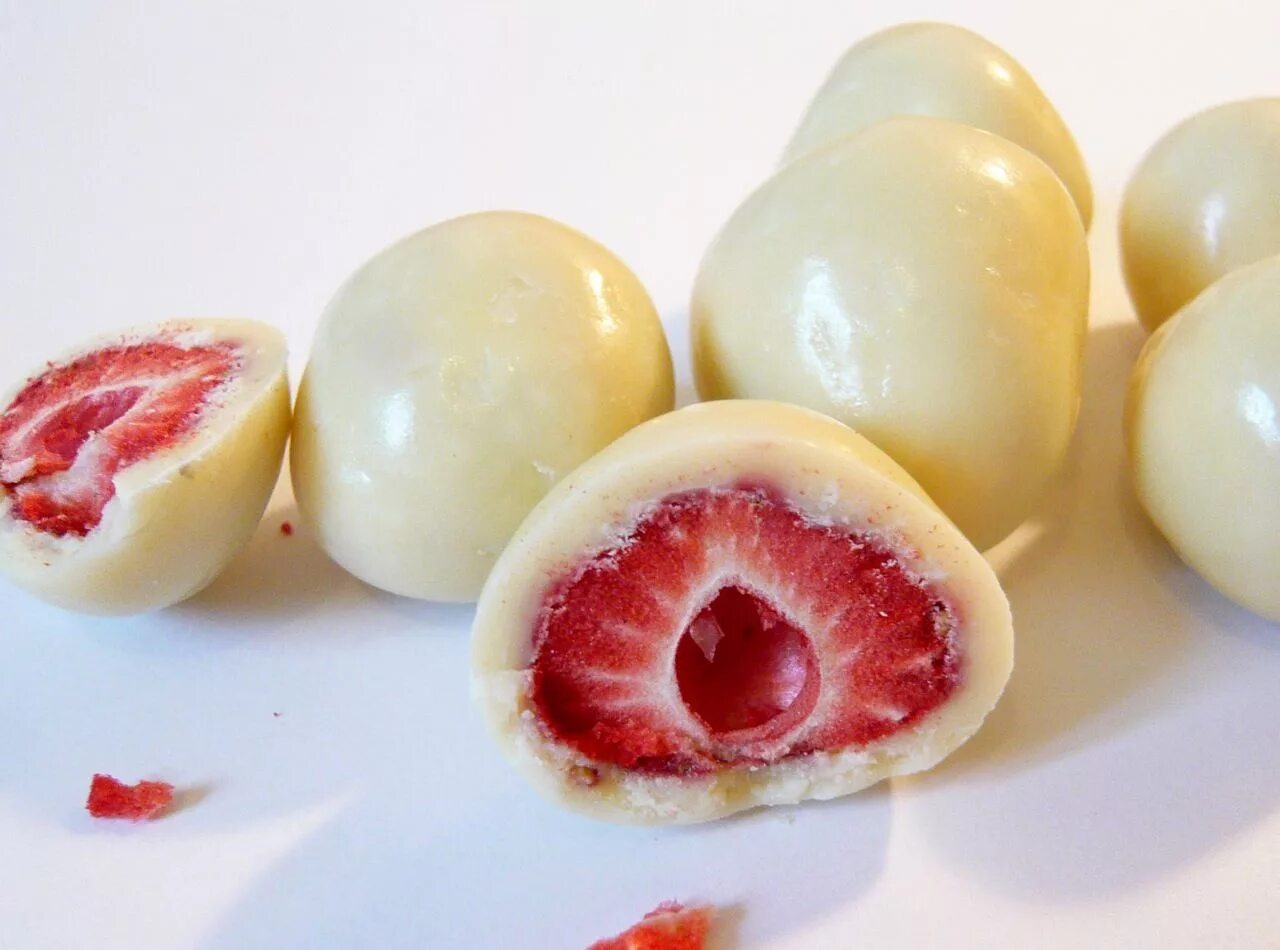 Фрукты в белом шоколаде. Конфеты клубника в шоколаде. Итальянская panna cotta. Десерт клубника в шоколаде. Ягоды с белым шоколадом.