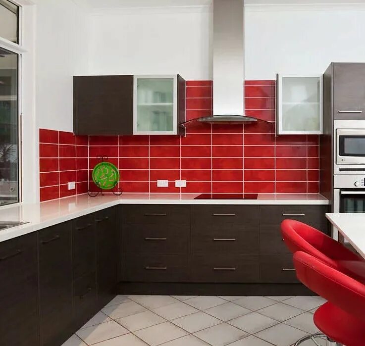 Подобрать плитку кухни. Красная плитка на кухне. Коричневая плитка на кухне. Красный кафель на кухне. Фартук для красной кухни.