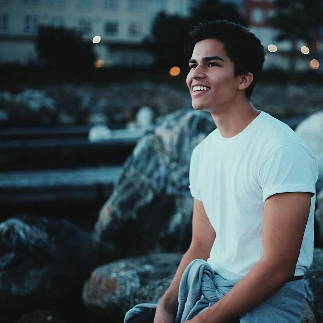 Alex Aiono. Alex Aiono биография. Алекс Айоно рост.