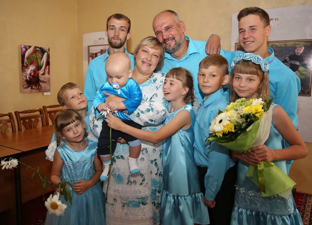 Многодетная семья. Многодетная семья в Липецкой области. Семейные фотографии. Семья с 4 детьми. Многодетная семья в 2024 году санкт петербург