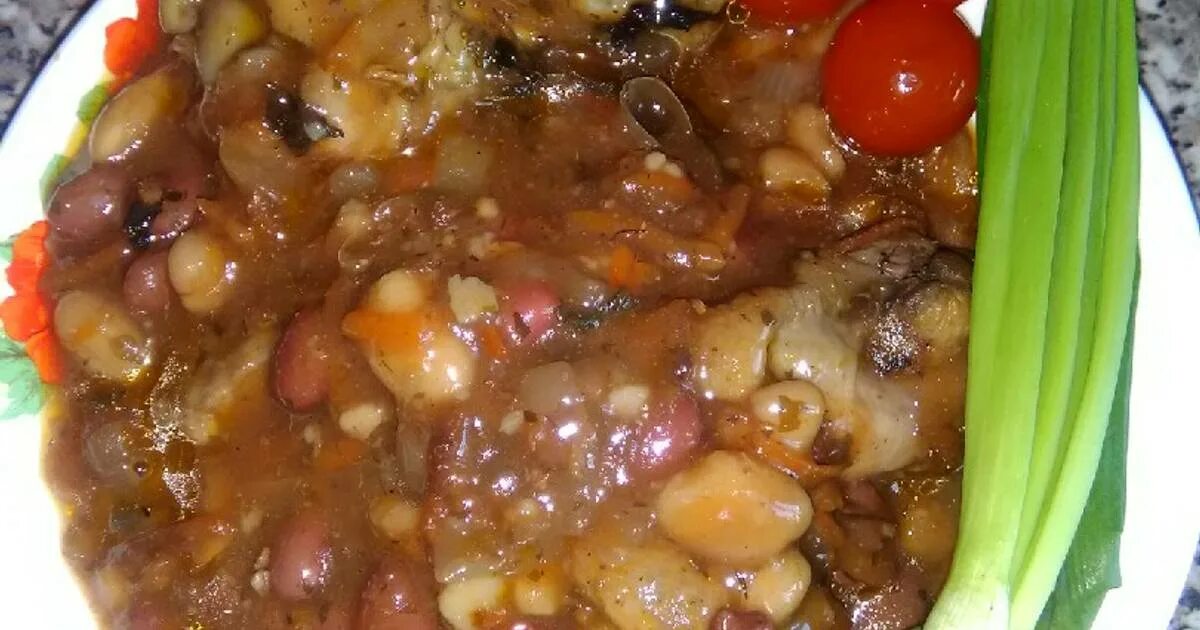 Как приготовить курицу с фасолью. Фасоль с тушенкой. курица тушеная с фасолью. утка с фасолью тушеная.