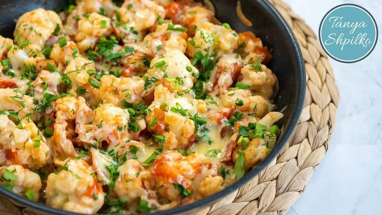 Блюда из капусты быстро и вкусно. Блюда из цветной капусты. цветная капуста с беконом. цветная капуста вкусно на сковороде. цветная капуста с беконом и сыром.