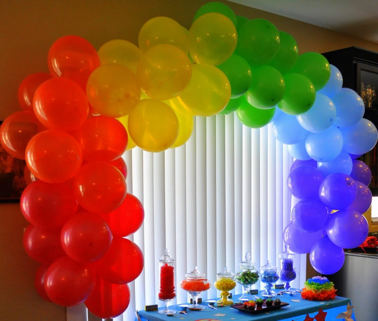 Стенка из шаров. Украшения из шаров. Радуга из шаров. Радуга из шариков. Стена из воздушных шаров.