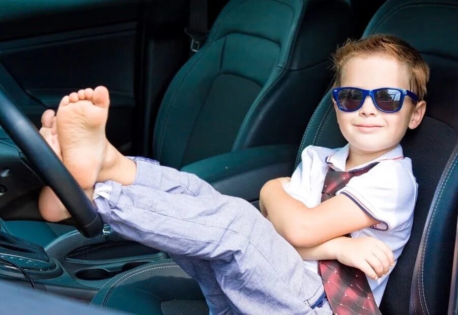 Машины для мальчиков. Автомобили для мальчиков. Ребенок за рулем. Ребенок сидит в машине. Включи простые мальчики
