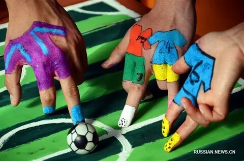 Футбол руками играть