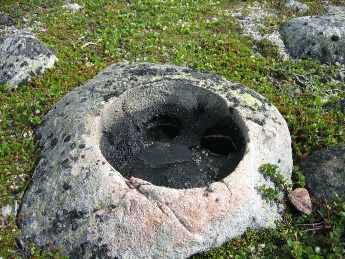 Артефакты севера. Мегалиты горы нинчурт. Каменный трон на кольском полуострове. Мегалиты на территории пермского края. Петроглифы северной америки.