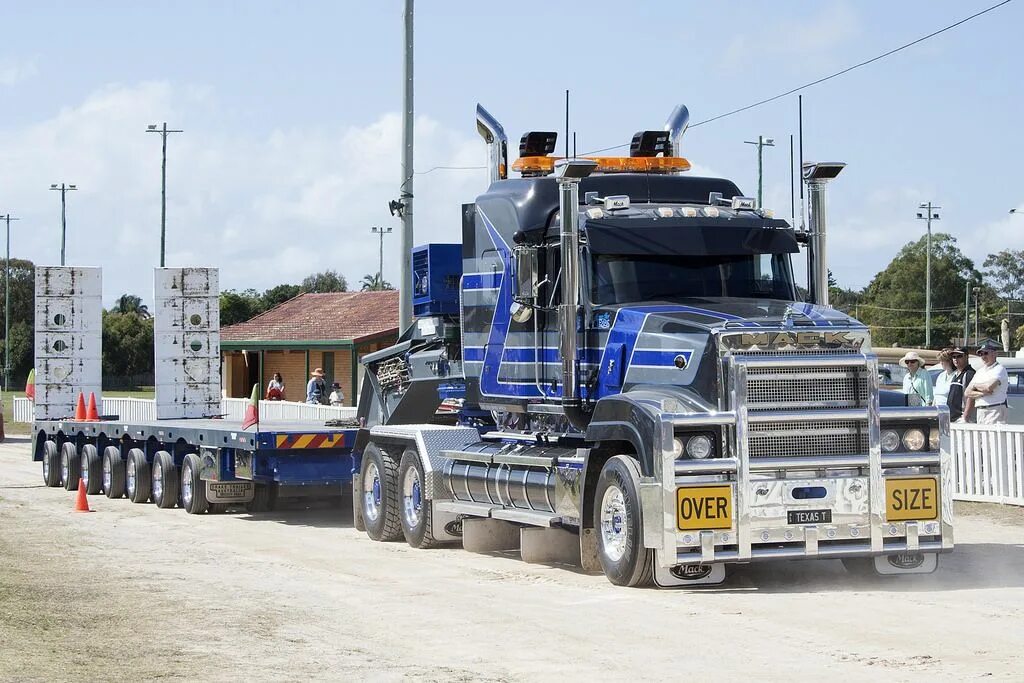 Седельный автопоезд. Mack Titan 10 австралийский тягач. Mack Trucks автопоезд. Мак Титан автопоезд. Кенворт с тралом.