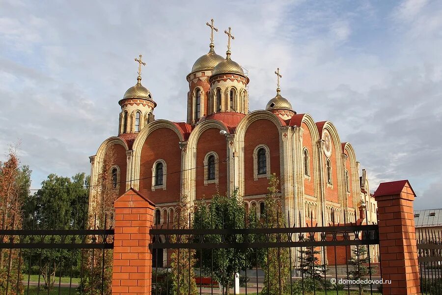 Русская община домодедово. Храм всех святых в Домодедово. Домодедово храм всех святых в земле Российской. Храм Рождества Христова в Домодедово.