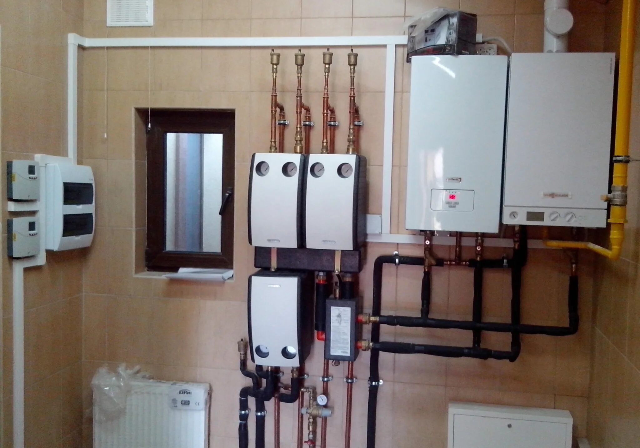Газовая котельная в частном доме. Напольный котел в доме. Термона газовый котел. Газовый котел в частном доме. Обвязка напольного котла лемакс.