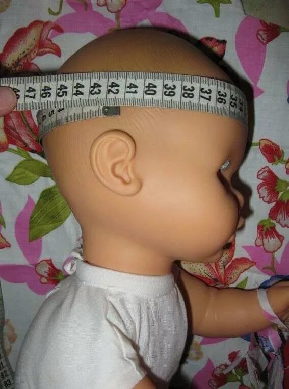 Обхват головы ребенка. Мерки чепчика для новорожденных. Мерки головы ребенка. Окружность головы младенца для чепчика. Мерка окружность головы.