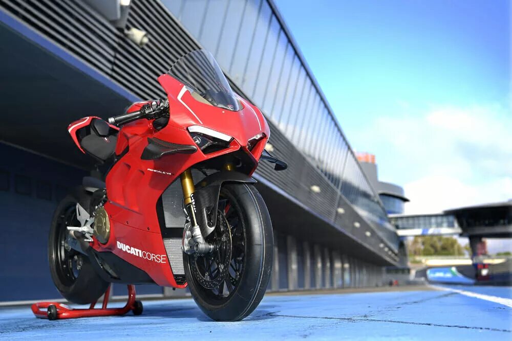 Дукати панигале v4 2022. V 4л. Дукати суперлеггера в4. Panigale v4s 2021. Ducati panigale v4 белый.