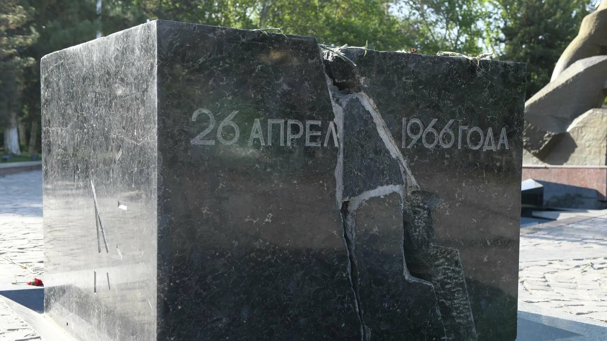 Ташкент землетрясение 1966 сколько. Памятник жертвам землетрясения в ташкенте. землетрясение в ташкенте в 1966. памятник жертвам землетрясения в ташкенте 1966 год. монумент мужества в ташкенте.