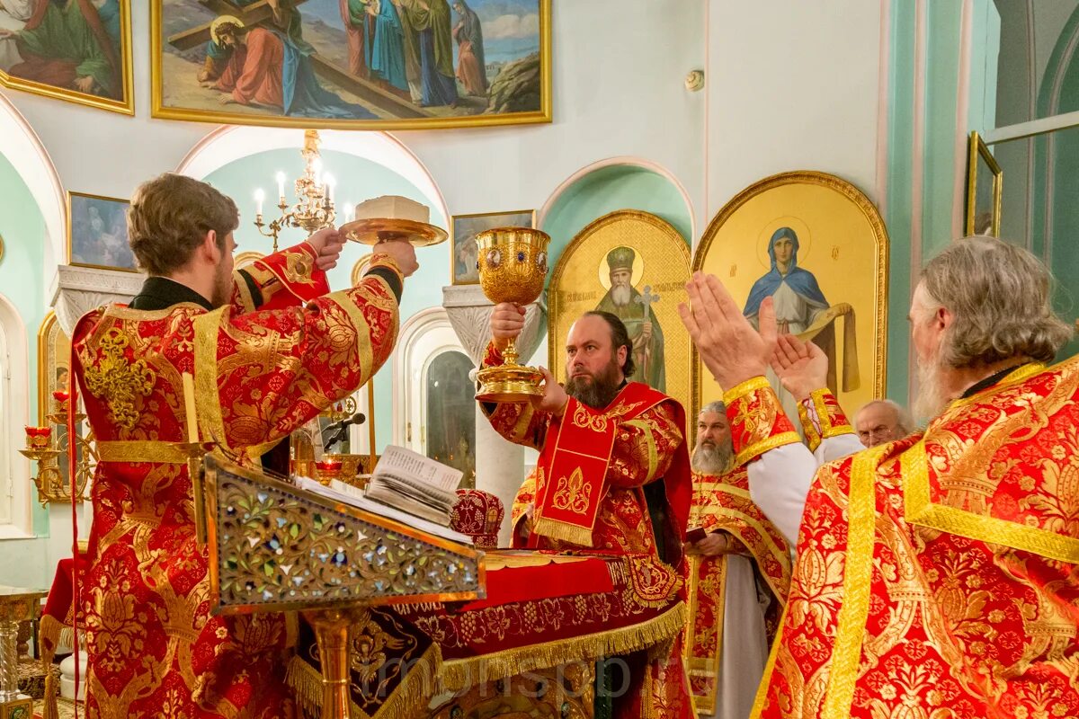 Святые дары на престоле. Алтарник на пасхальной службе. Чин Божественной литургии.