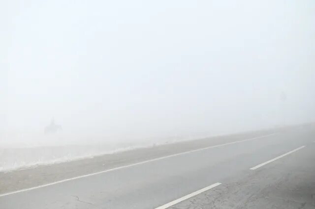 Спускается туман. Город в тумане. Туман ночью. Новокузнецк мрачные фото. Густой туман.