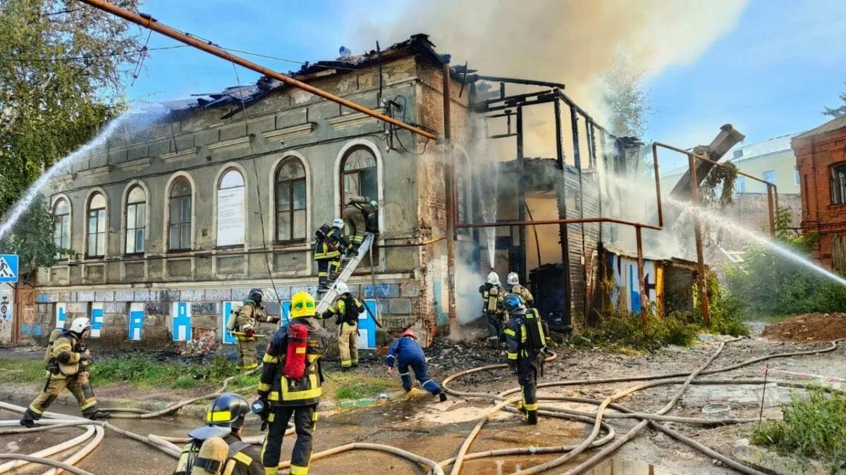 Что горит в нижнем новгороде. Лудильный переулок Нижний Новгород. Пожар фото. Горящий дом. Пожар в доме.