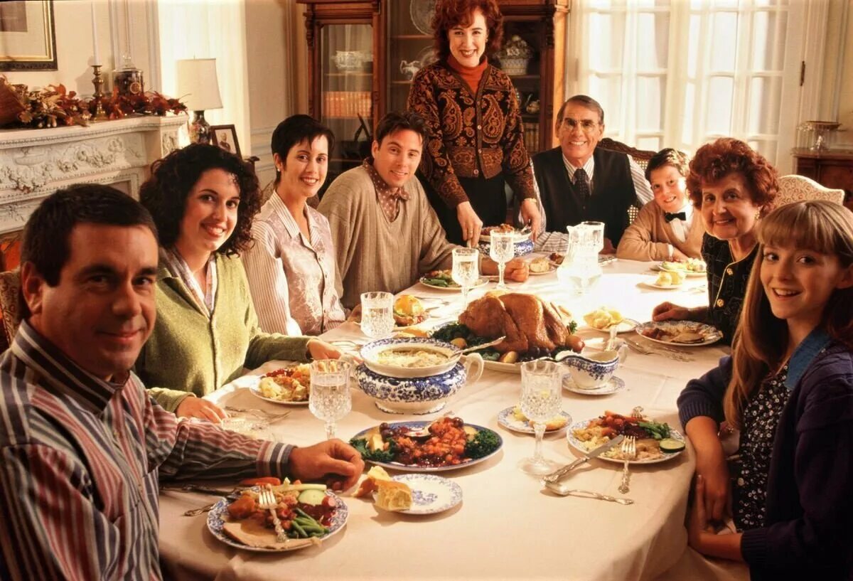 Сон родственники за столом. Семья за праздничным столом. Семейное застолье. Родственники за столом. Большая семья за праздничным столом.
