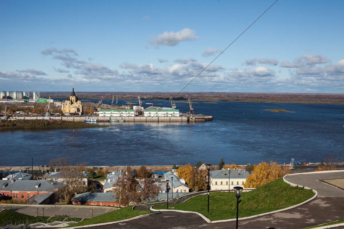 Волга видео нижний. Волга и Ока в Нижнем Новгороде. Слияние Оки и Волги в Нижнем Новгороде. Слияние рек Ока и Волга в Нижнем Новгороде. Река Волга стрелка Нижний Новгород.