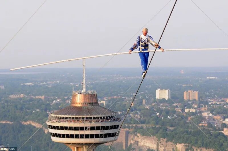 Edgewalk, телебашня си-эн тауэр, торонто, канада. самые экстремальные аттракционы. похож на высоту. ходить по канату. монтажник высотник.