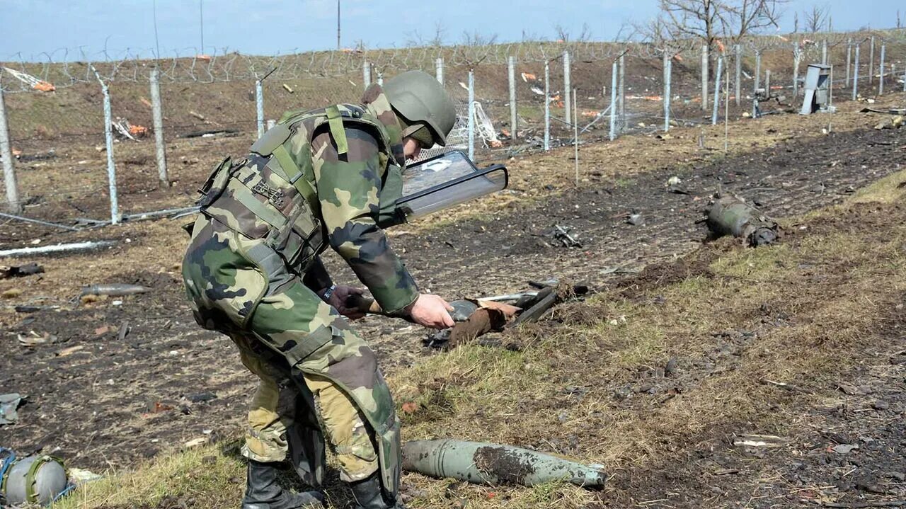 Харьковская область вс рф. Сапер разминирование. Саперы войска. Сапер Российской армии. Разминирование бомбы.