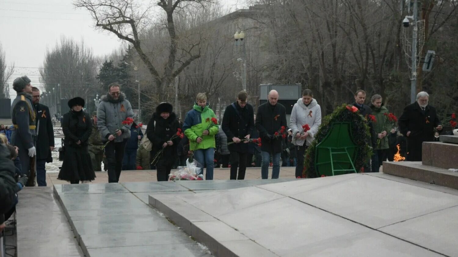 Г волгоградские новости. Волгоград возложение цветов. Вечный огонь на площади павших борцов. Вечный огонь в память защитников Сталинграда. Памятник защитникам Сталинграда.