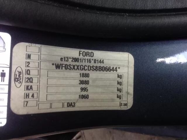 Вин форд фокус 2005 года. Вин на раме форд фокус 2 2006. Форд фокус 2 вин табличка. Фокус код краски ford focus 2. Шасси номер форд фокус.