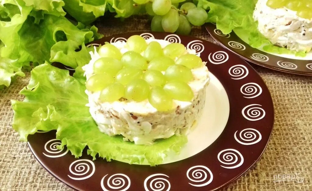 Салат Тиффани с курицей и виноградом. Салат с виноградом и курицей и грецкими орехами. Салат Виноградная гроздь с курицей и грецкими. Салат Виноградная гроздь с курицей и грецкими орехами. Тиффани с орехами и виноградом