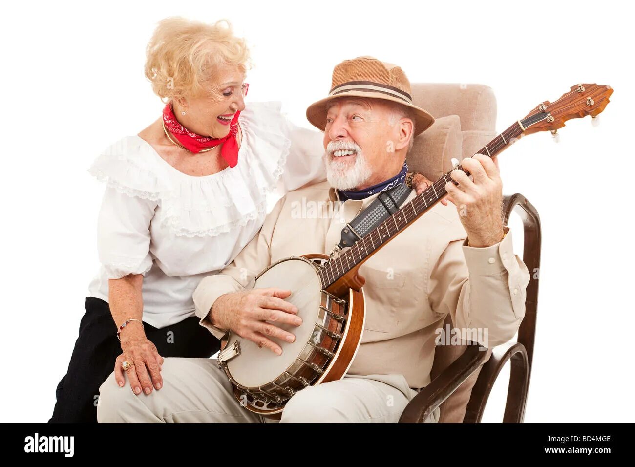 Деда исполняет. Пожилые люди поют. Старики поют. Бабушка и дедушка поют. Пенсионеры поют.