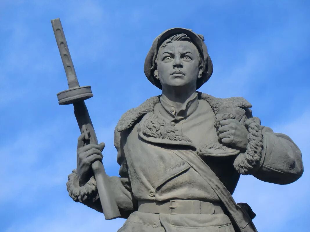 Памятник александру матросову. Александр матросов памятник великие луки. александр матвеевич матросов памятник. великие луки памятник александру матросову. александр матросов великие луки.