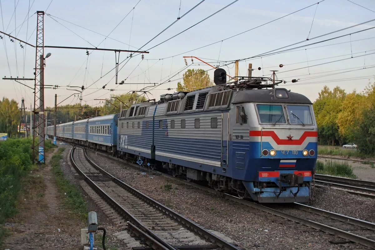 поезд санкт-петербург астрахань. эп1м 805. эп1м-757. локомотив нэвз эп1. пассажирский поезд 110.