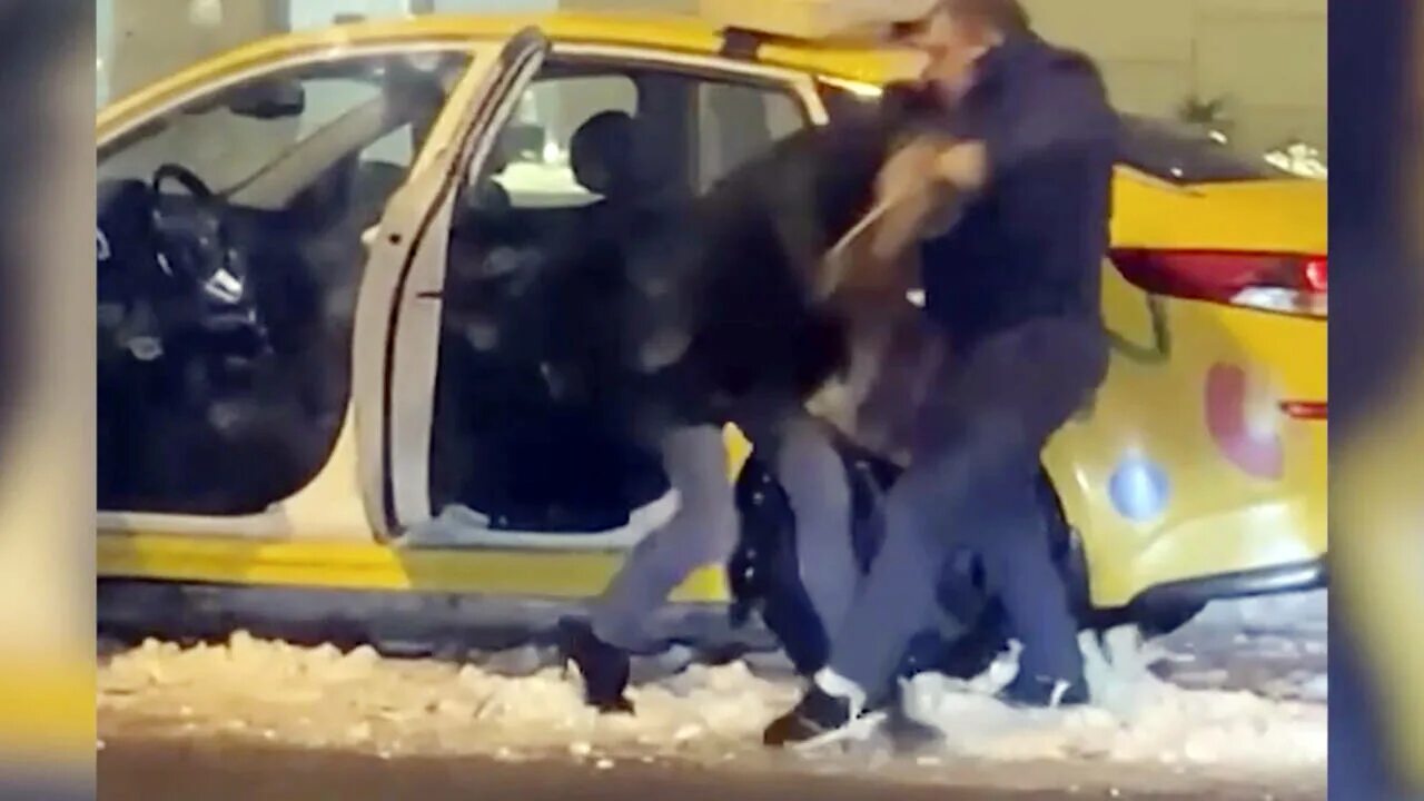 Таксист издевается. Таксист ударил пассажирку. драка с таксистом в москве. таксист выкинул пассажирку из машины. убийство возле каширская плаза тц.