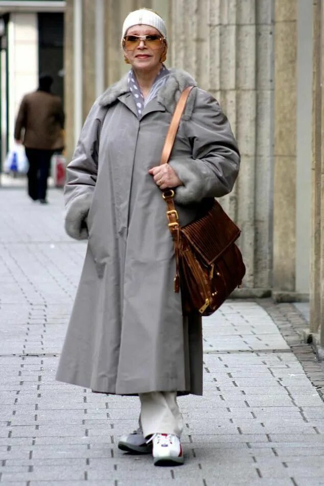 Пальто для женщин 60. Модная одежда для бабушек. Модные старушки. Стильная одежда для пожилых женщин. Пальто для пожилых женщин.