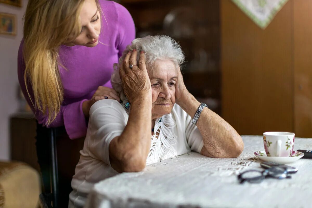 Что за болезнь деменция у пожилых людей. Пожилые люди. Эмоции пожилых людей. ОРВИ пожилые. Деменция у пожилых.