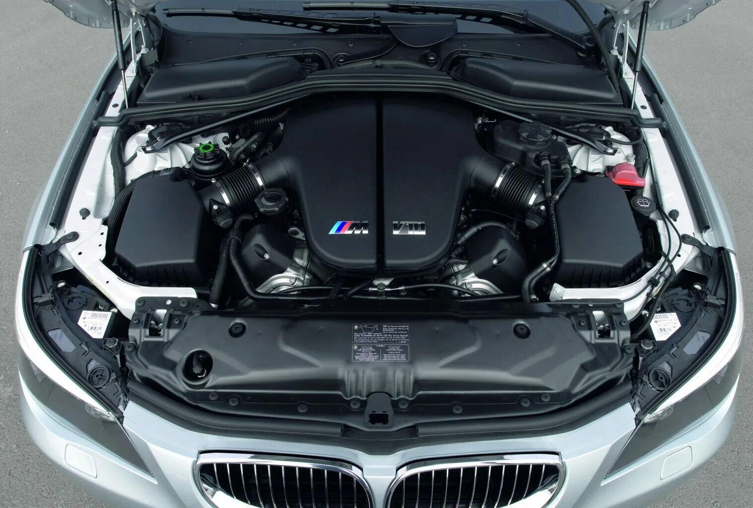 Двигатель автомобиля бмв. БМВ m5 e60 v10. Мотор м5 е60. BMW m5 e60 двигатель v10. V10 BMW m5 мотор.