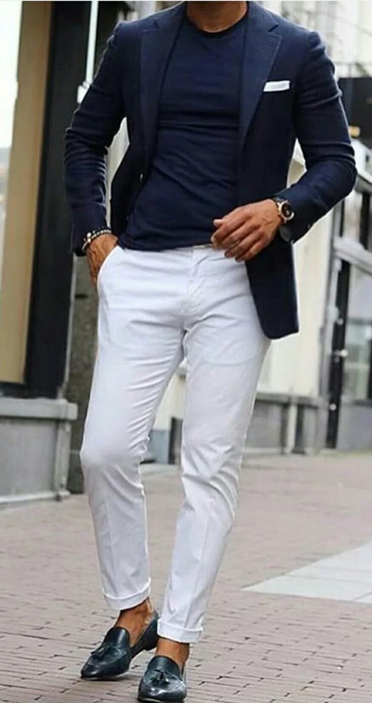 Мужчина низ. Мужчина в белых брюках. Лук с белыми штанами мужской. Мужской стиль белые брюки. Мужской образ с белыми брюками.