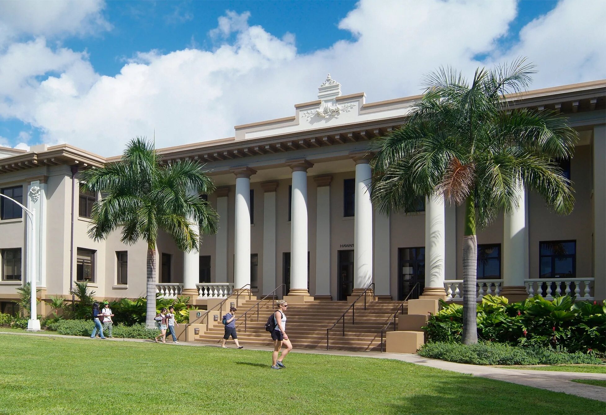 Культурный центр гонолулу 7. Гавайи Гонолулу университет. Гавайский университет кампус. Дворец Иолани Гонолулу. Штат Гавайи университеты.
