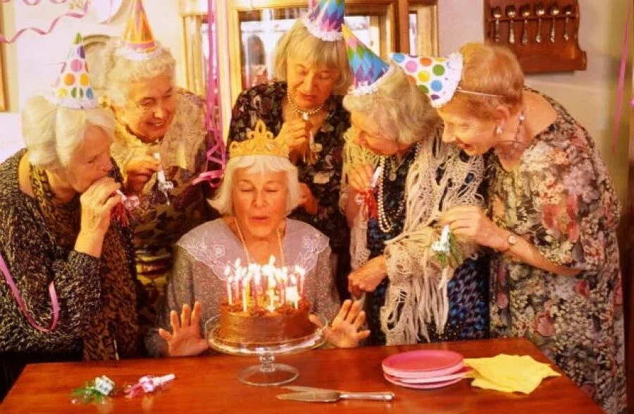 Год столетних юбилеев. Бабки празднуем день рождение. Бабка отмечает день рождения. Старушка празднует день рождения. С праздником бабушек.