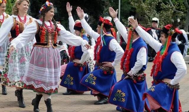 Польские народные танцы названия. Полька краковяк. Польский народный парный танец. Полька чешский танец. Польский парный танец 7.