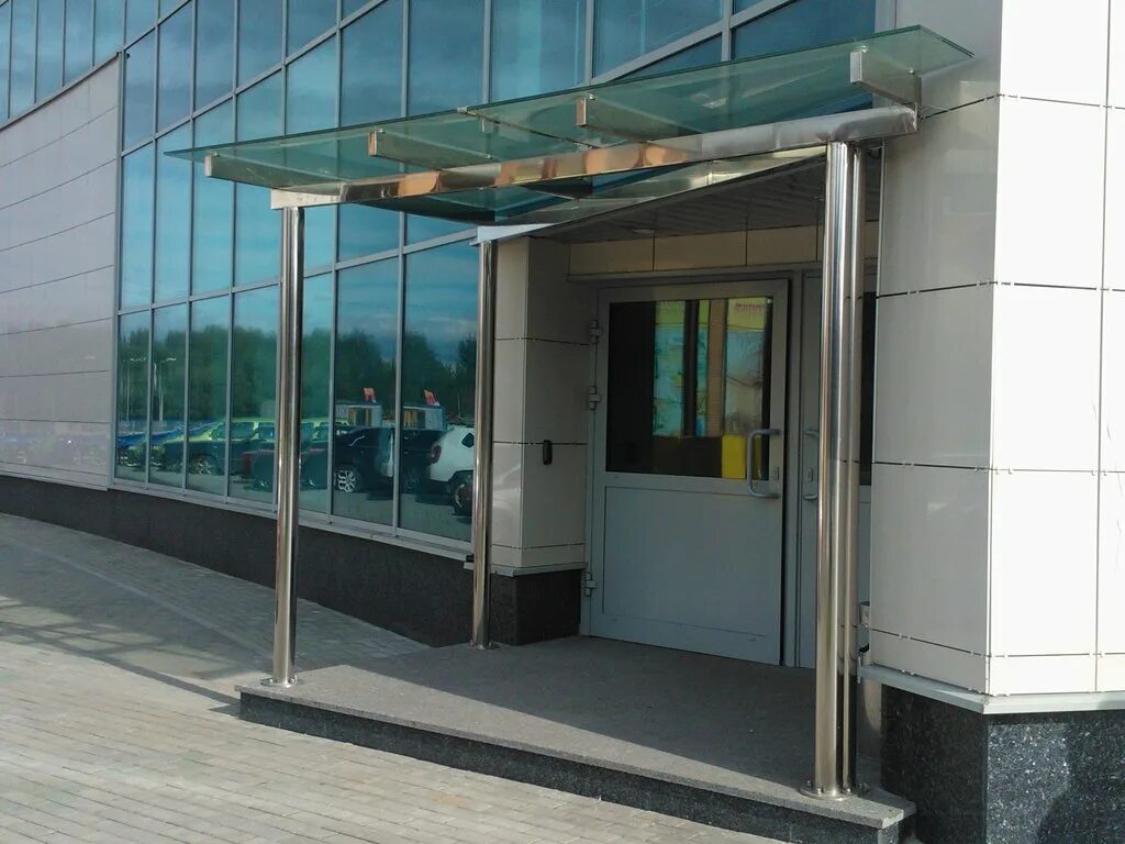 Площадка входа в здание. Входная группа алютех w62. входная группа композитный алюминий. входная группа в административное здание. навес входной группы.