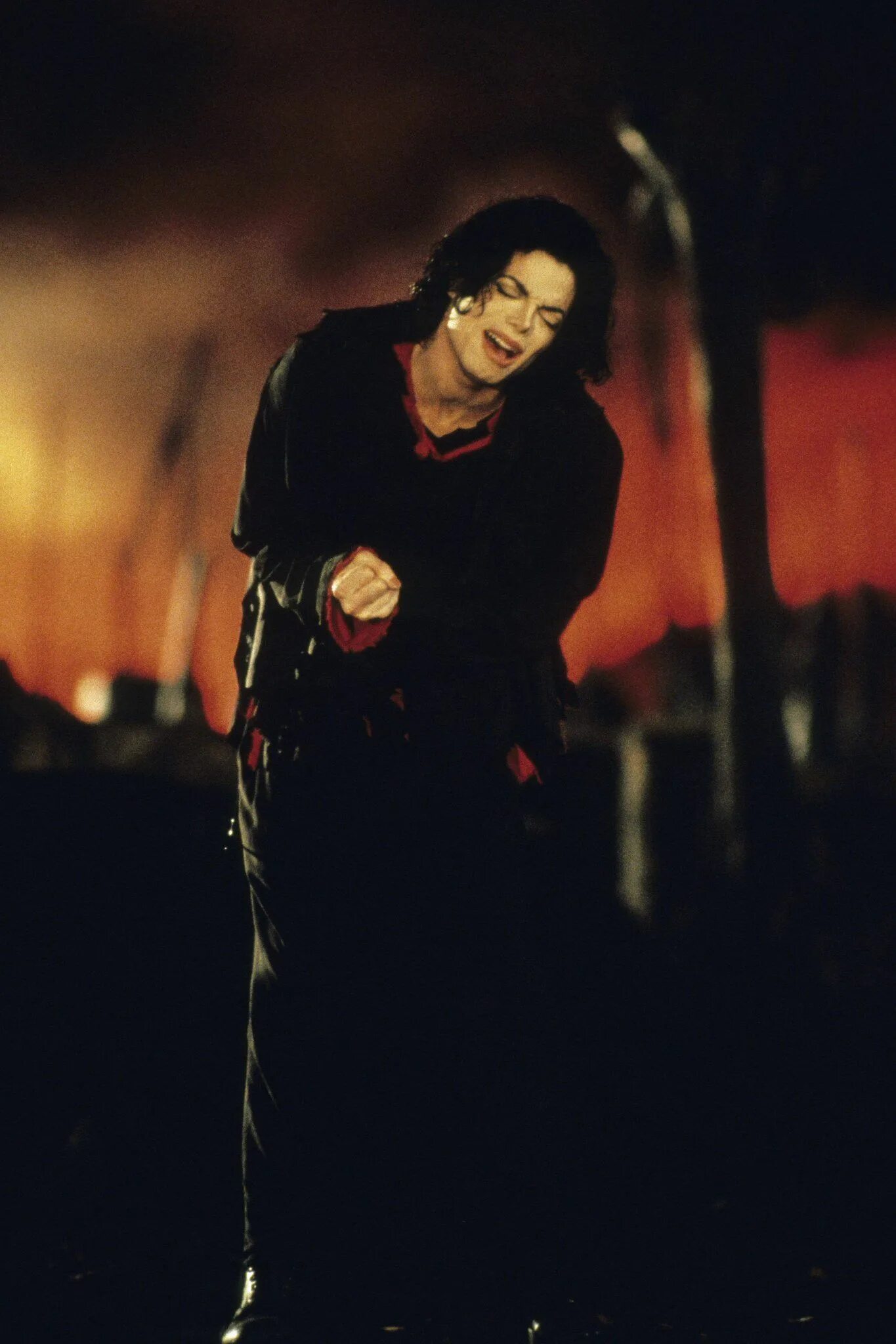 Слушать песню про майкла. Michael Jackson - Earth Song (1995).